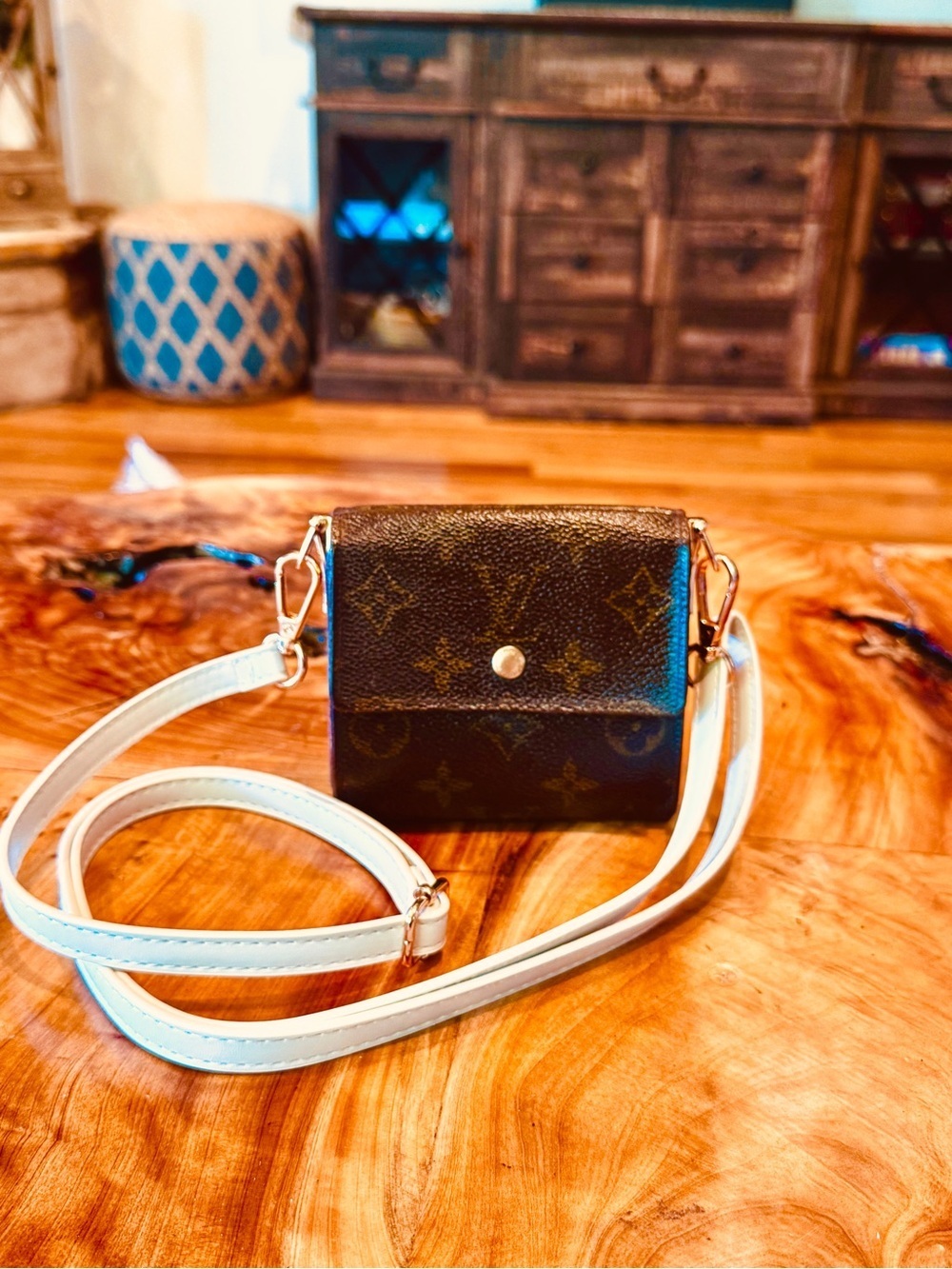 Louis Vuitton monogram Elise compact wallet with White 47 inch adjustable strap - Picture 3 of 16